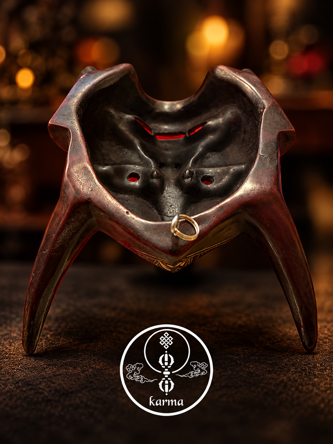 Maschera Oni Giapponese in Resina con Decorazioni Dorate – Simbolo di Forza e Protezione