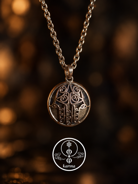 Collana con Lapislazzuli e Simbolo della Mano – I Cinque Elementi e l’Energia dei Chakra