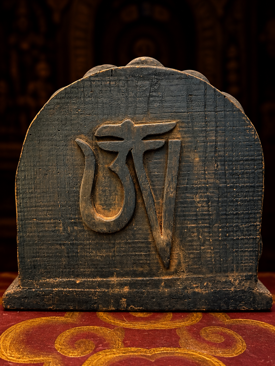 Altare Tibetano di Chenrezig in Terracotta e Legno con Divinità Buddiste