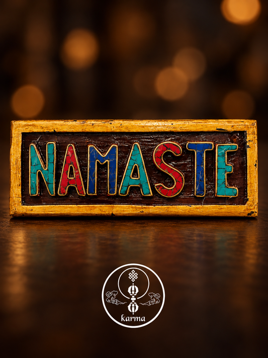Targa Decorativa in Legno con la Scritta Namaste – Artigianato Himalayano