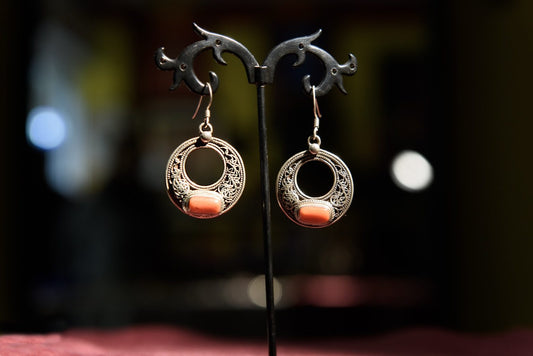 Orecchino Tibetano in Argento e Corallo