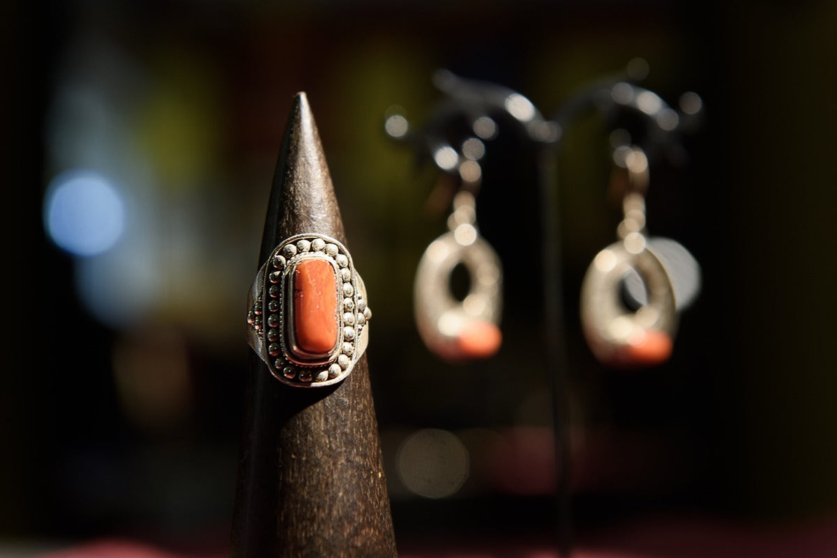 Anello Tibetano in Corallo Naturale e Argento