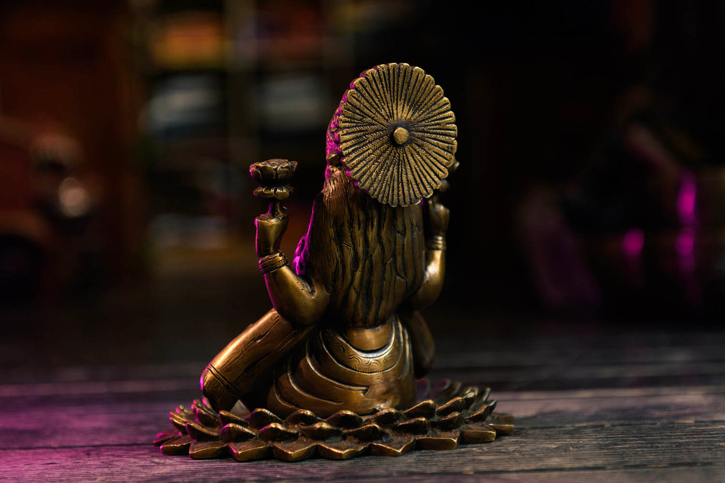 Dea Lakshmi — Statua Artigianale in Ottone e Bronzo, Realizzata a Mano in Nepal