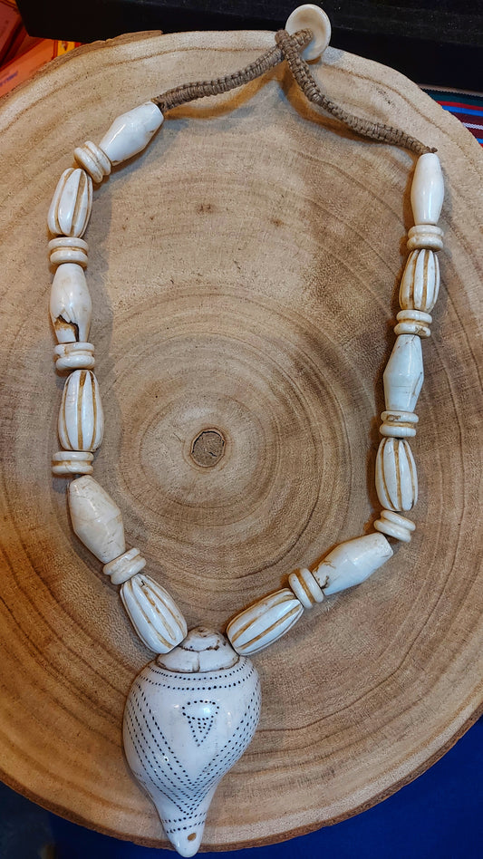 Collana vecchia  in conchiglia