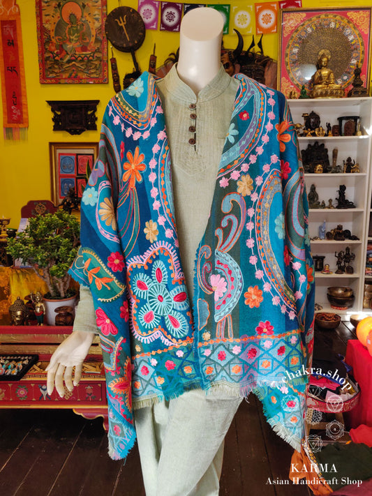 Scialle ricamato a mano