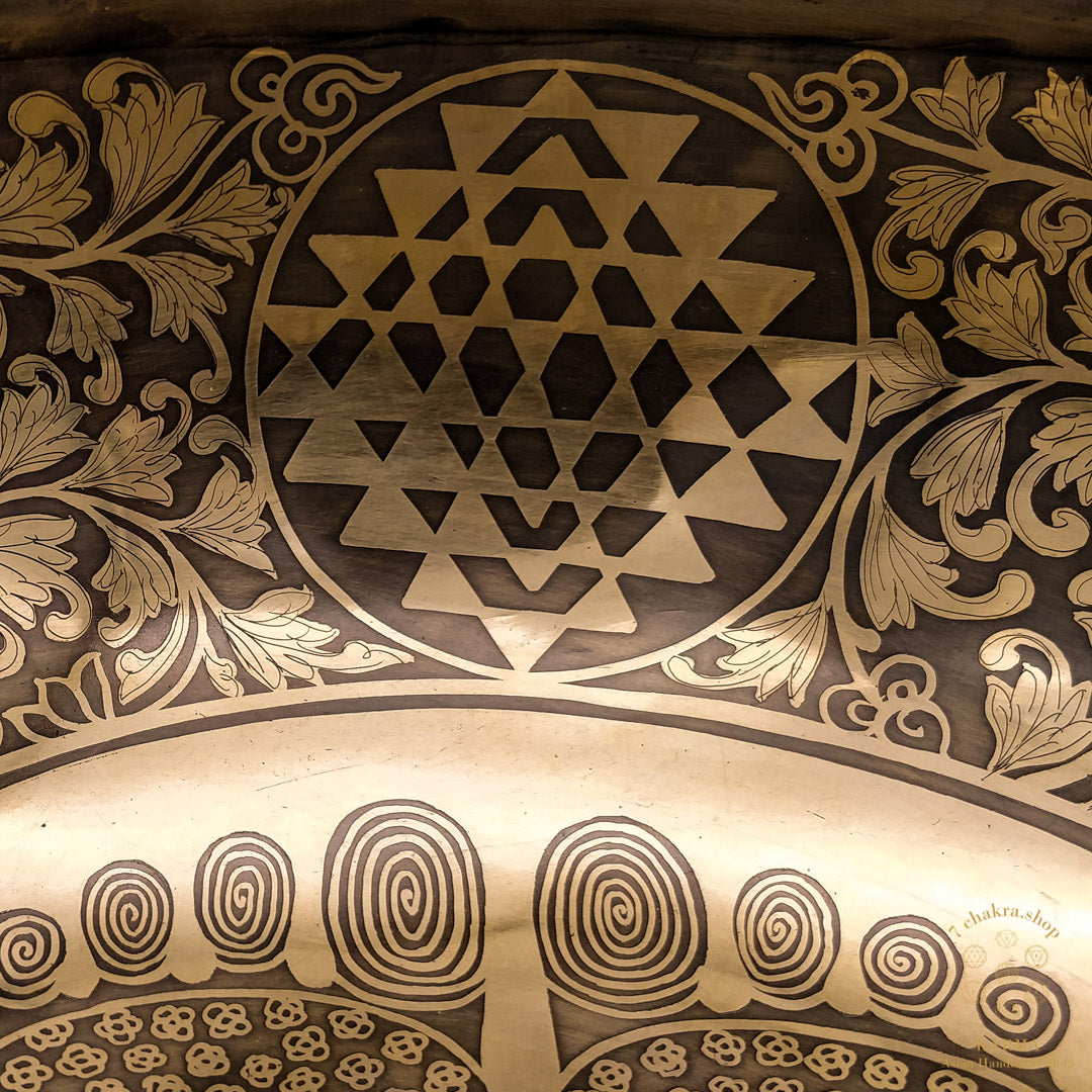 Campana tibetana contemporanea inciso piedi di Budhha e Shriyantra