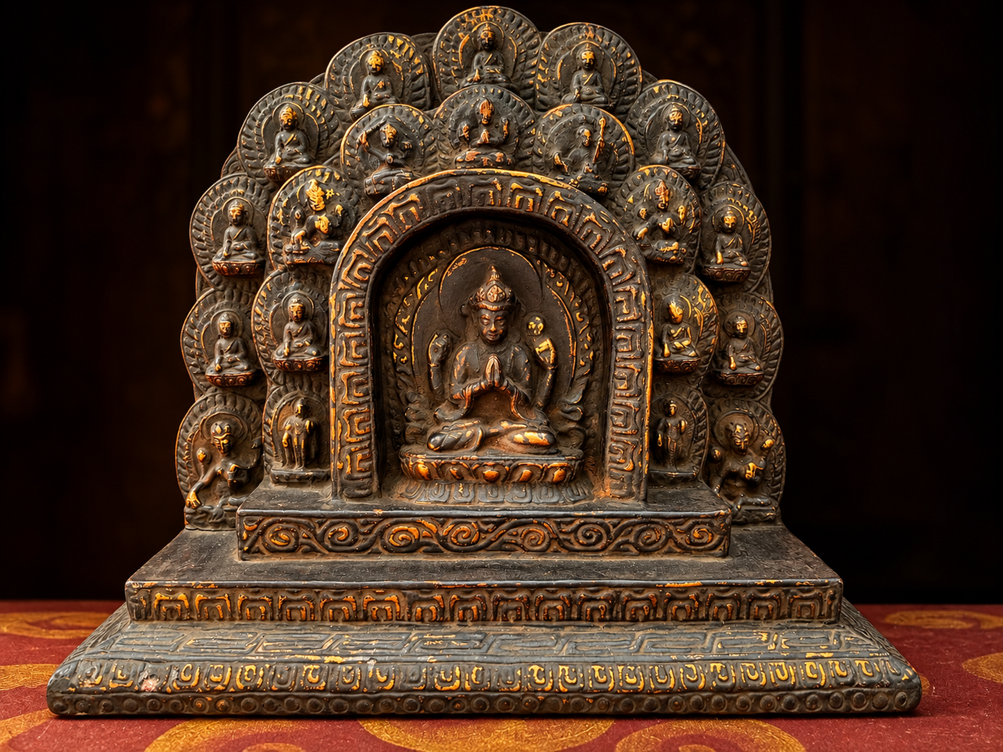 Altare Tibetano di Chenrezig in Terracotta e Legno con Divinità Buddiste
