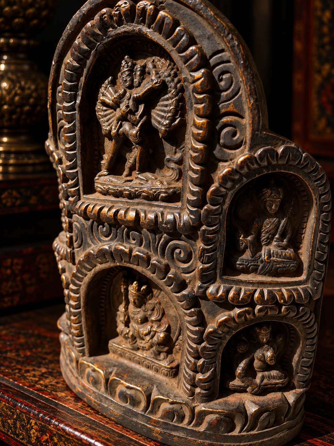 Antico Altare Buddhista  in Terracotta e Legno con Sei Divinità