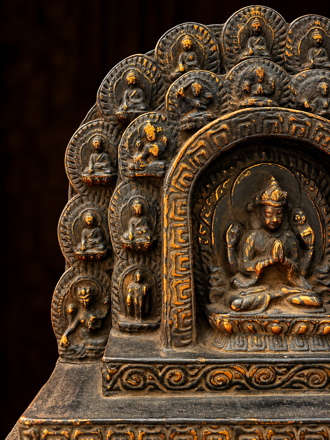 Altare Tibetano di Chenrezig in Terracotta e Legno con Divinità Buddiste