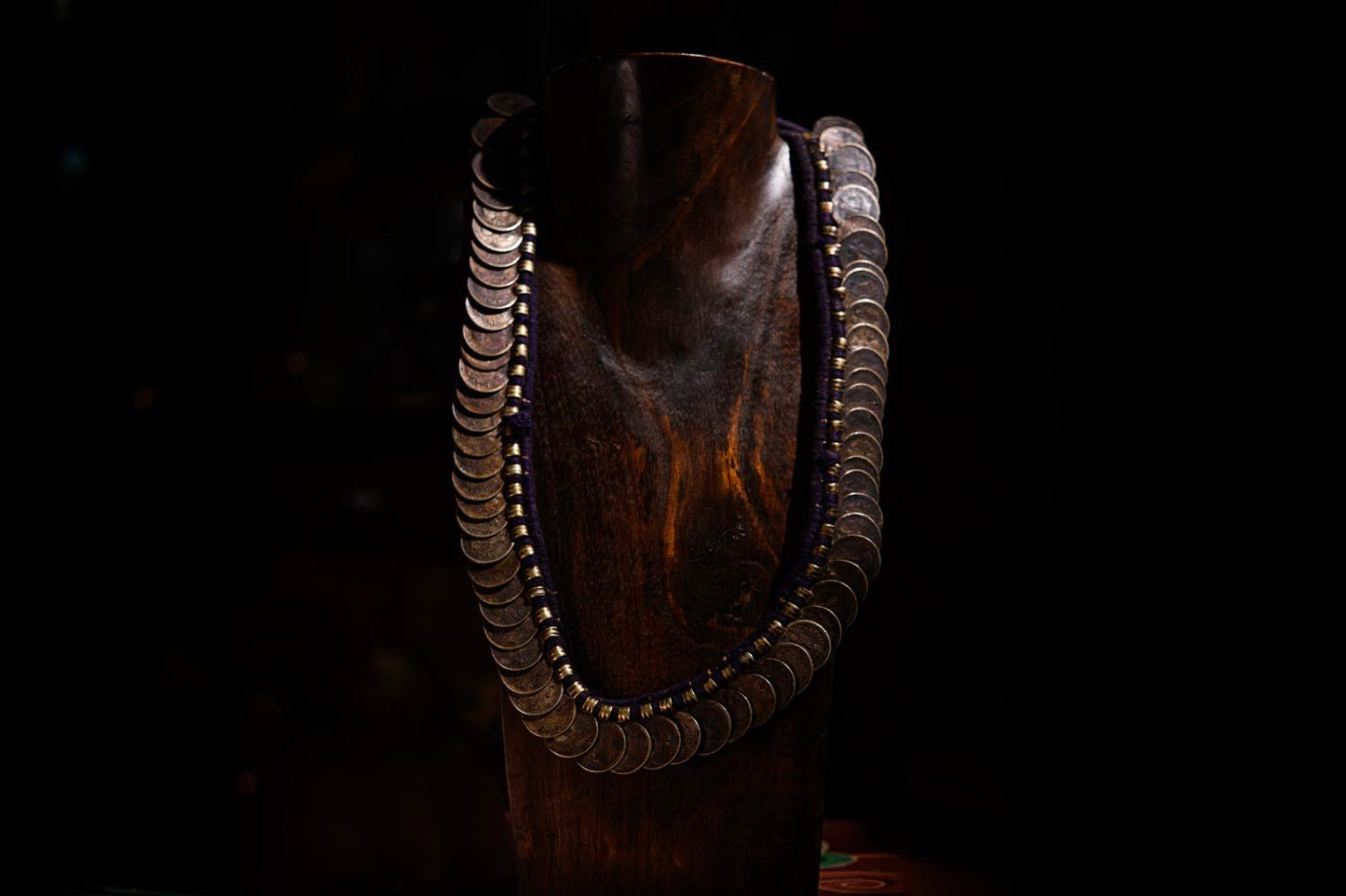 Collana tradizionale Tharu con antiche monete nepalesi