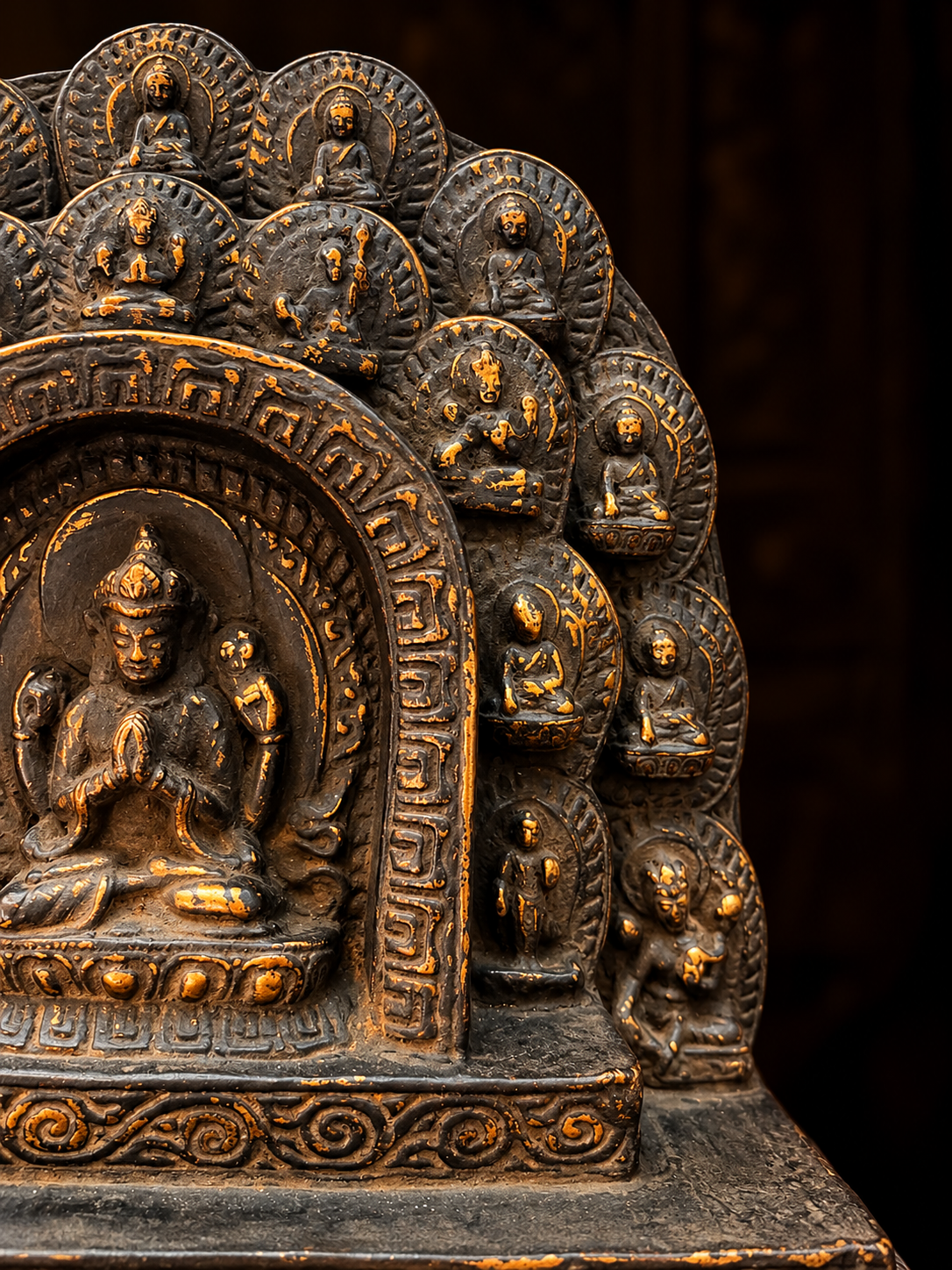 Altare Tibetano di Chenrezig in Terracotta e Legno con Divinità Buddiste