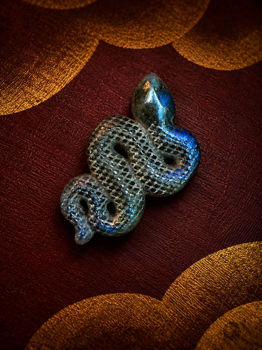 Ciondolo Serpente in Labradorite – Simbolo di Trasformazione, Saggezza e Protezione