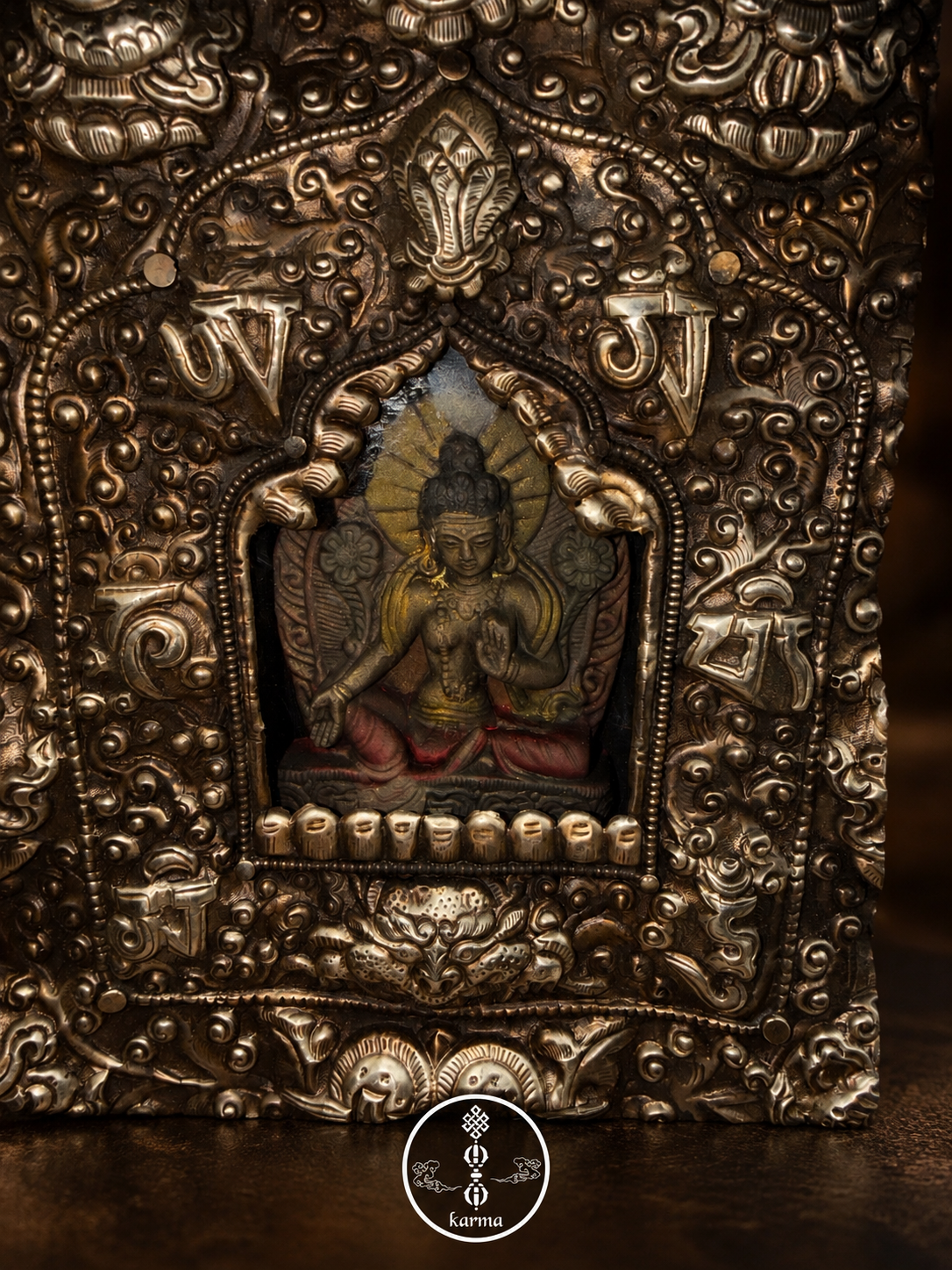 Ghaw Tibetano con Dea Tara – Santuario Sacro in Metallo Bianco