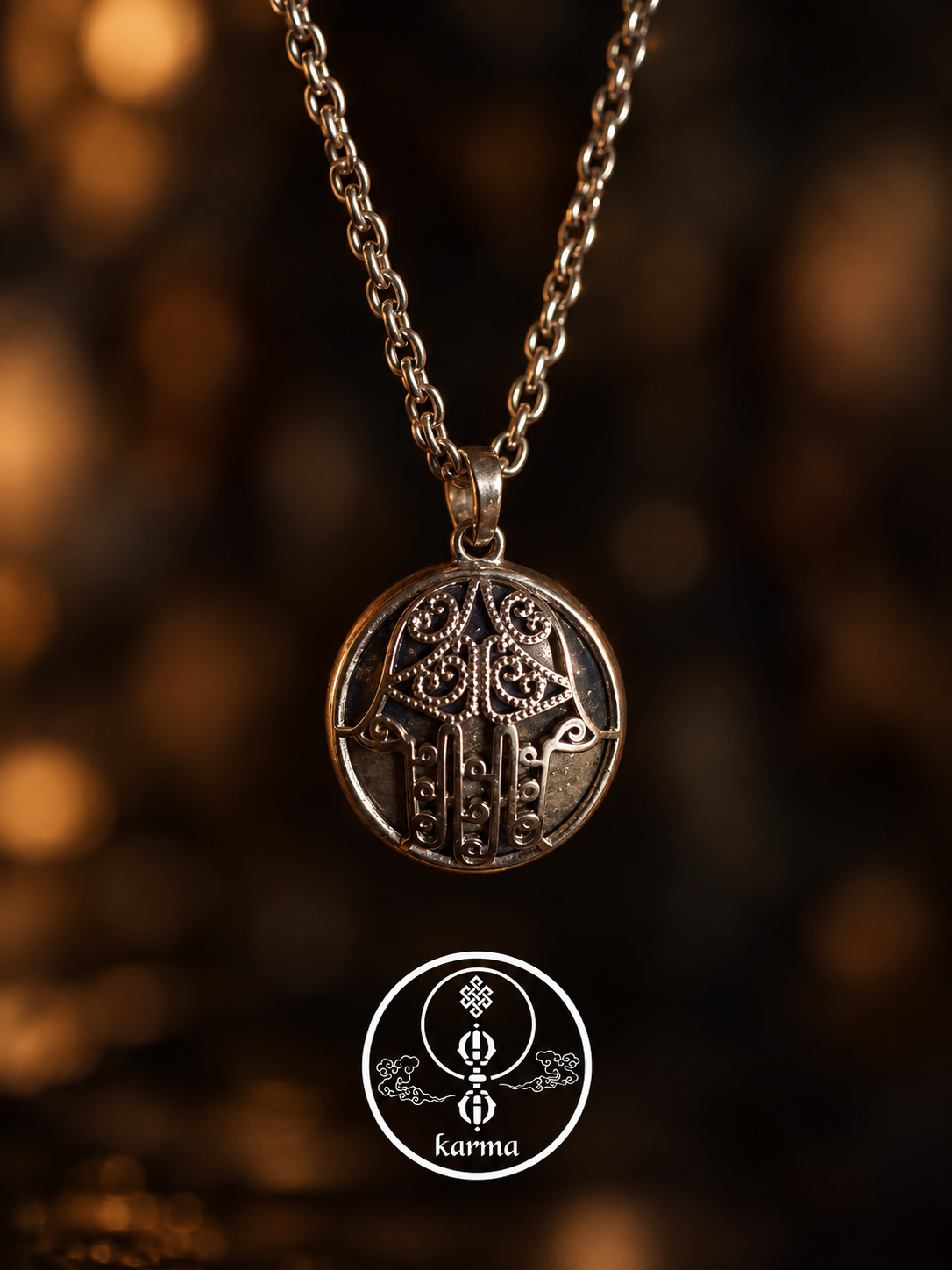 Collana con Lapislazzuli e Simbolo della Mano – I Cinque Elementi e l’Energia dei Chakra