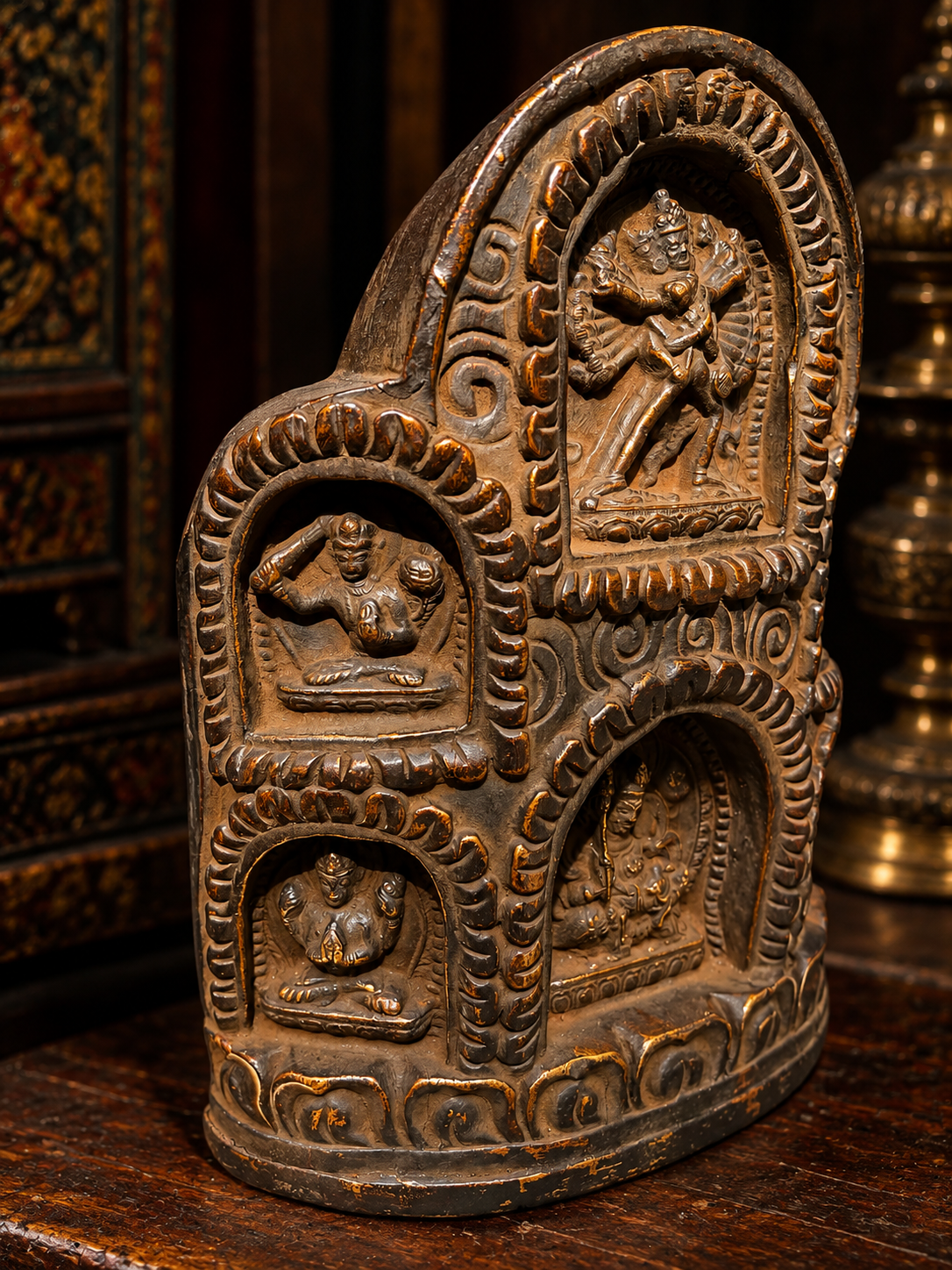 Antico Altare Buddhista  in Terracotta e Legno con Sei Divinità