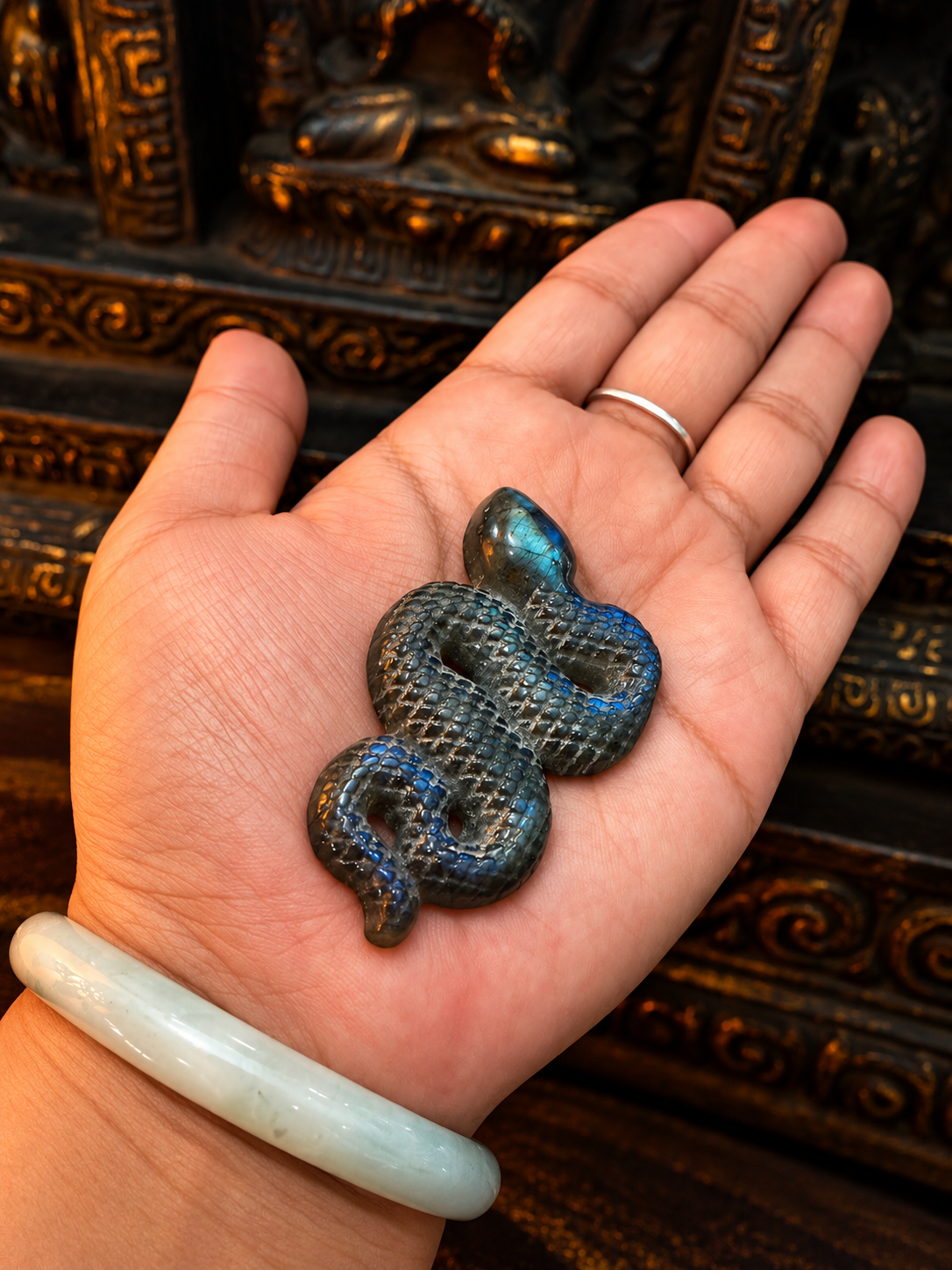 Ciondolo Serpente in Labradorite – Simbolo di Trasformazione, Saggezza e Protezione