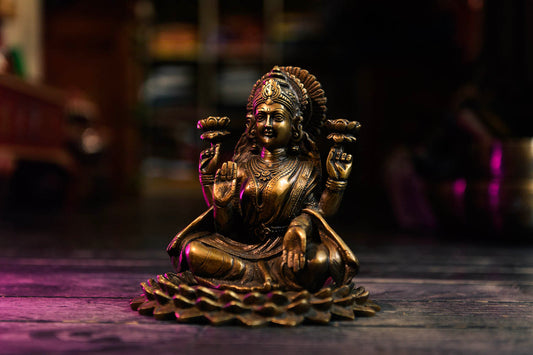 Dea Lakshmi — Statua Artigianale in Ottone e Bronzo, Realizzata a Mano in Nepal